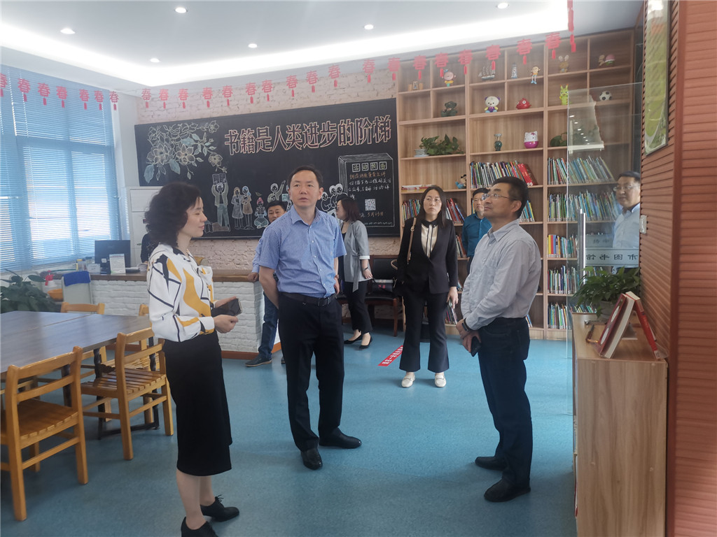 图为金湖扬中两地文化工作者在交流.jpg 图为金湖扬中两地文化工作者在交流.jpg