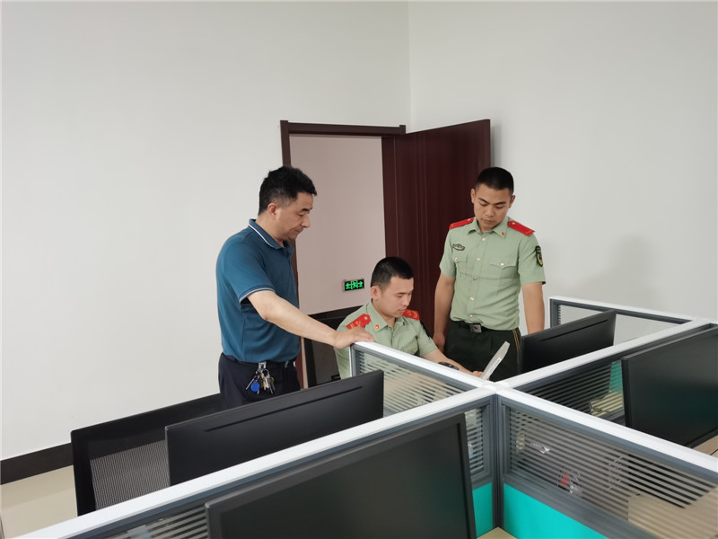 官兵在实际操作借还图书.jpg