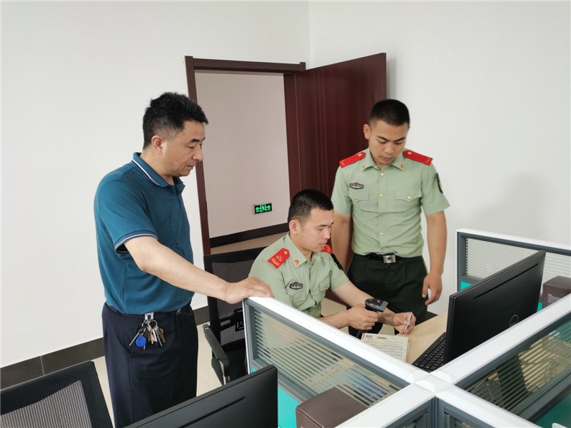 官兵在实践操作借还图书.jpg