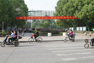 我馆在翠湖园开展的“服务宣传周”广场宣传活动