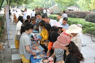 活动中向广大市民免费赠阅各种图书，受到市民的称赞