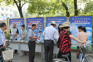 活动中向广大市民免费赠阅各种图书，受到市民的称赞