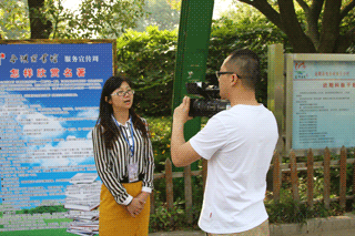 我馆工作人员接受电视台记者采访