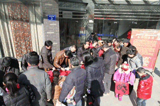 书法家们在为市民与读者挥毫泼墨1