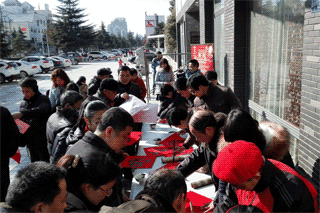 书法家们在为市民与读者挥毫泼墨2