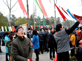 灯谜竞猜活动现场气氛热烈1