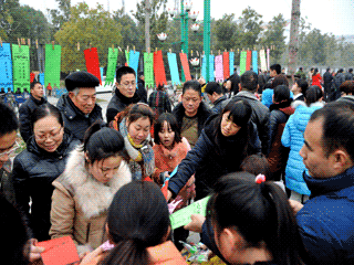 灯谜竞猜活动现场气氛热烈2