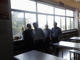 浦荣曹局长检查二楼读者密集场所安全情况