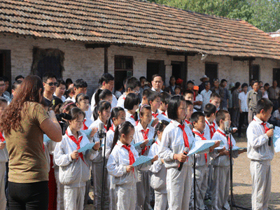 30名小学生纪念抗战胜利70周年诗朗诵