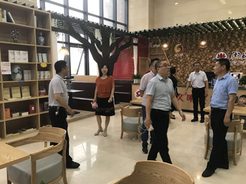 参观湖城看看书吧