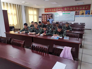 战士们在阅读相关书籍